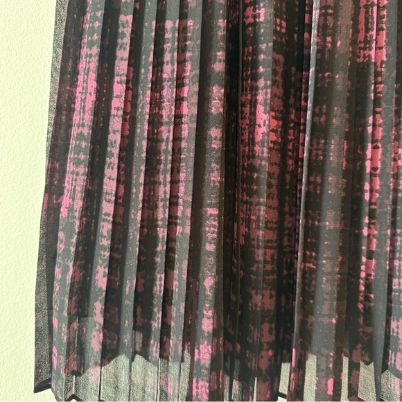 Banana Republic Pleated Midi Dress – Black & Magenta Print, Size 0 - Picture 4 of 7